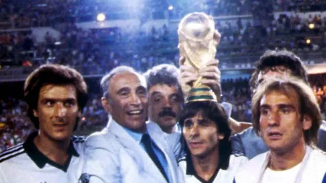 Enzo Bearzot con i suoi “ragazzi“ dopo il trionfo aimondiali del 1982 in Spagna