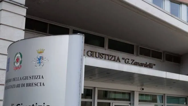 L’ingresso del Palazzo di giustizia di Brescia dove è in corso il processo a carico di un carabiniere