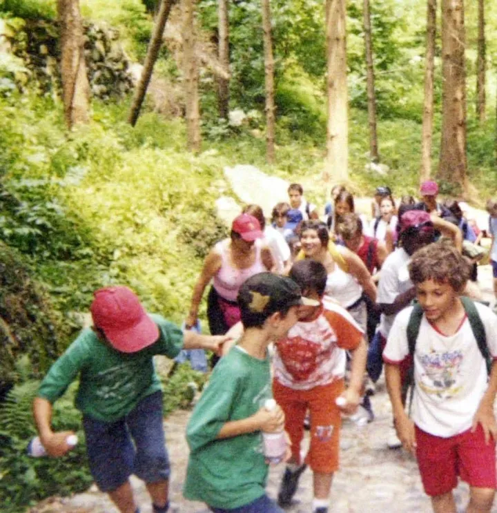 Ragazzi impegnati in un’escursione in un ambiente naturale ed educativo