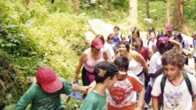 Ragazzi impegnati in un’escursione in un ambiente naturale ed educativo