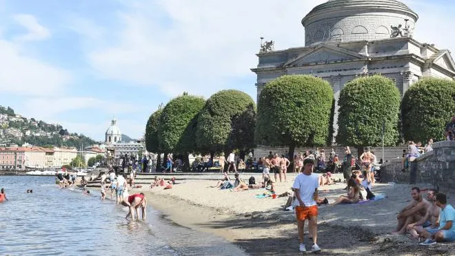 Un po’ ovunque stanno affiorando nuove spiagge prese d’assalto dai turisti