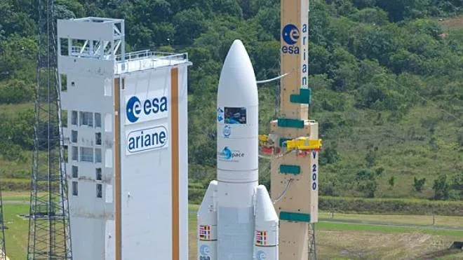 Sopra il razzo Vega-C pronto alla partenza: realizzato a corpo unico è alto 35 metri Sotto le apparecchiature a Lario Impianti