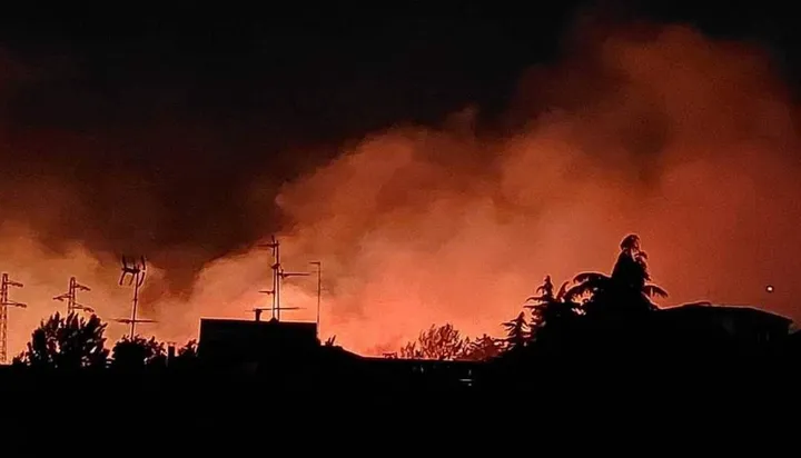 Le fiamme che hanno avvolto l’area di via Metallino, a Cologno Sud
