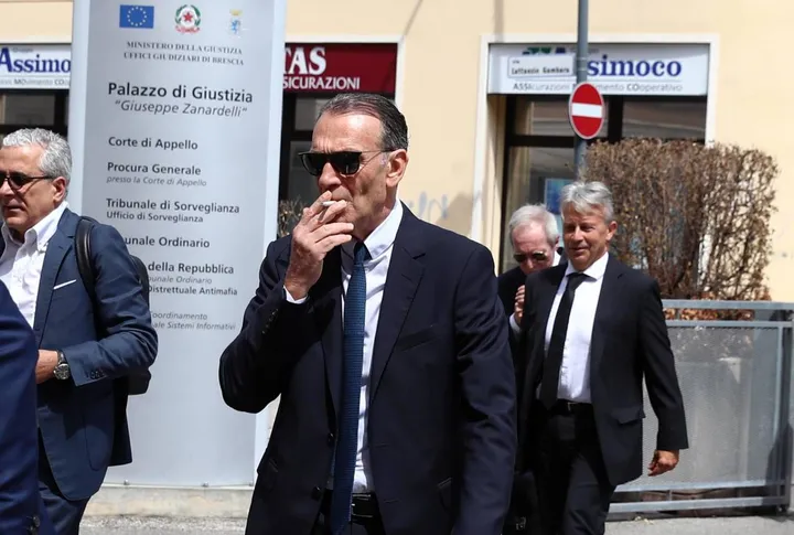 Il presidente Cellino mentre fuma nervosamente all’uscita dell’udienza davanti ai giudici del Riesame
