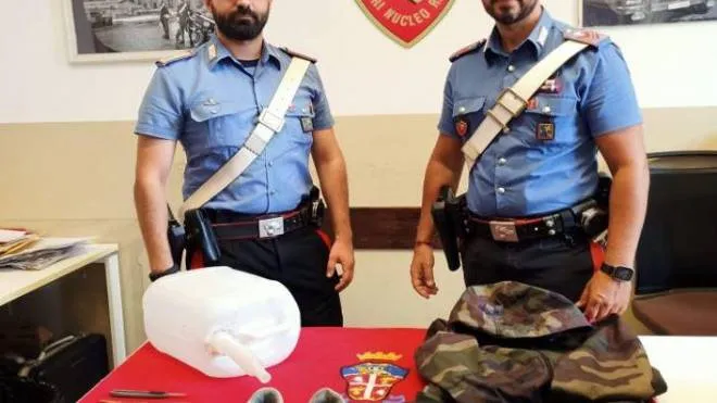 I carabinieri con gli indumenti i coltelli e la tanica del 31enne I coniugi guariranno in 30 giorni