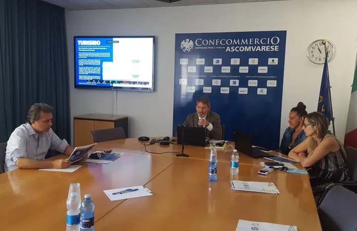 Alessandro Minello (al centro) presenta il report realizzato da Spazio indagine Varese