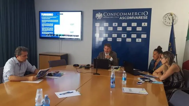 Alessandro Minello (al centro) presenta il report realizzato da Spazio indagine Varese