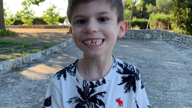 Il sorriso del piccolo Diego, 9 anni, e tanta voglia di godersi la sua estate