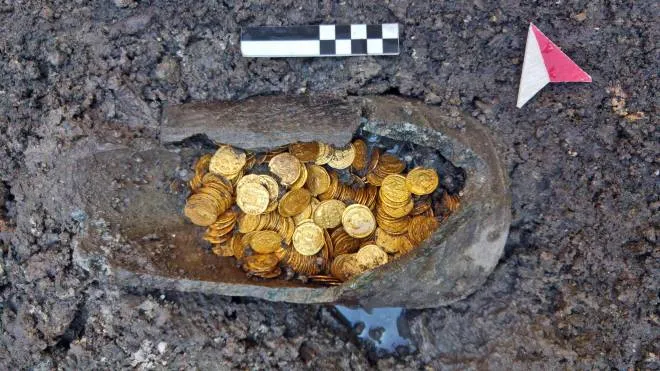 Le antiche monete romane ritrovate nel cantiere dell’ex teatro Cressoni sono rimaste custodite per oltre 1.500 anni dentro un’anfora di pietra ollare