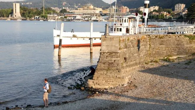 La d�arena di villa Olmo completamente asciutta sul lago di Como a causa dell�abbassamento delle acque di 40 cm sotto il livello di guardia; a rischio la navigazione.  Como 15 Luglio 2022
ANSA / MATTEO BAZZI
