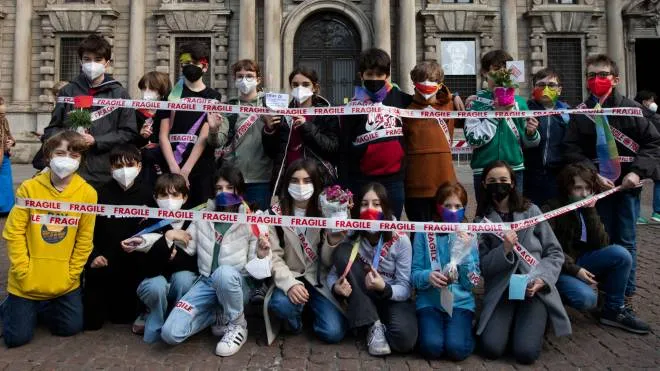 Una delle proteste della scuola media Vivaio davanti a Palazzo Marino contro il trasloco nella sede di via D’Annunzio