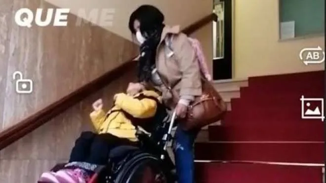 La piccola Tiziana, disabile, trascinata sulle scale perché la casa non è a norma