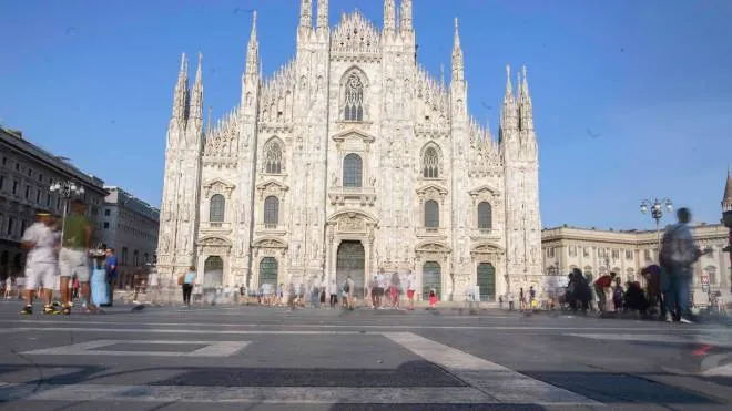 Sopra una piazza del Duomo insolitamente sgombra di passanti e turisti. Qui a sinistra, anche corso Vittorio Emanuele è a portata ridotta. Il servizio fotografico è di Andrea Fasani / Ansa