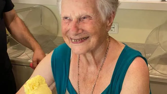 Carla Nova, 92 anni, riapre la sua gelateria chiusa da 24 anni e fondata col marito Iseo nel 1955