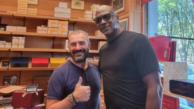 L’ex giocatore di basket plurititolato in Nba Michael Jordan, 59 anni, assieme a Luca, titolare della “Casa Del Habano“ in via Anfossi