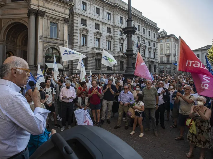 Marco Ghetti, tra i promotori, davanti alla folla in piazza