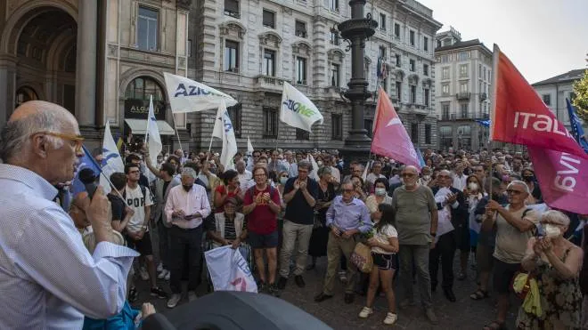 Marco Ghetti, tra i promotori, davanti alla folla in piazza