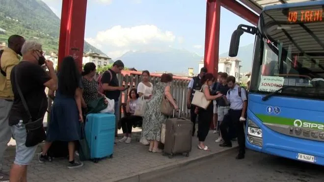 I viaggiatori della Colico-Tirano in attesa di salire sul bus sostitutivo