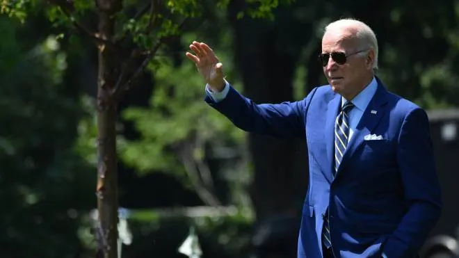 US President Joe Biden waves while walking to Marine One on the South Lawn of the White House in Washington, DC, on July 20, 2022. - Biden is travelling to Summerset, Massachusetts, to deliver remarks on the climate crisis and seizing the opportunity of a clean energy future. (Photo by Nicholas Kamm / AFP)