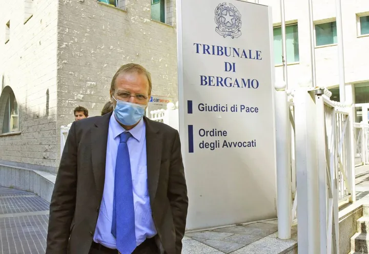 L’ex senatore di Forza Italia Enrico Piccinelli lascia il tribunale dopo l’udienza
