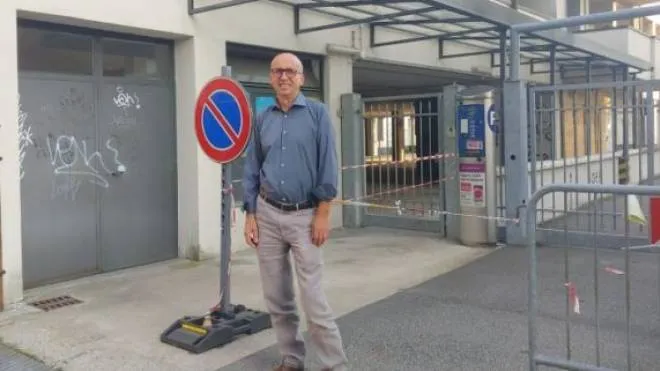 L’assessore Giuseppe Borgonovo davanti al parcheggio vandalizzato