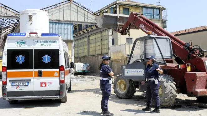 L’intervento dell’ambulanza e delle forze dell’ordine al cantiere di Corsico