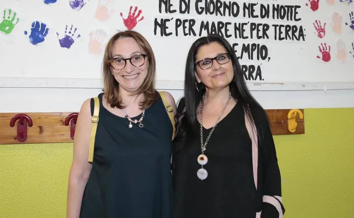 Maria Miceli, la dirigente scolastica in partenza, assieme all’assessora alla Scuola Rosetta Stavola