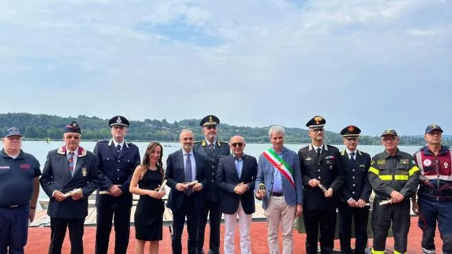 La cerimonia in riva al Lago di Varese con tutte le forze dell’ordine