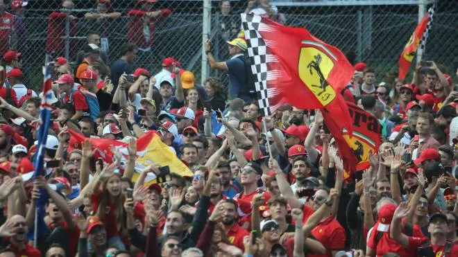 Nonostante l’ultimo inciampo di Leclerc, il cuore dei tifosi batte rosso Ferrari