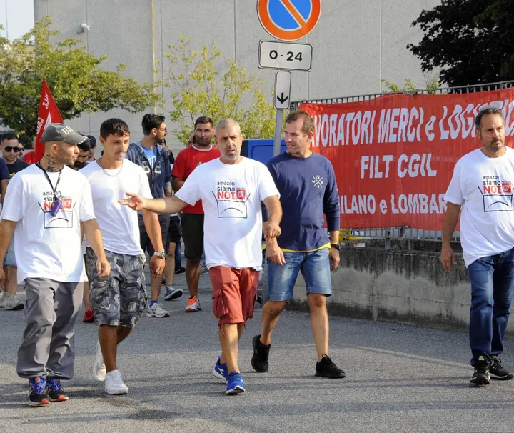 Una protesta dei corrieri quattro anni fa a Buccinasco