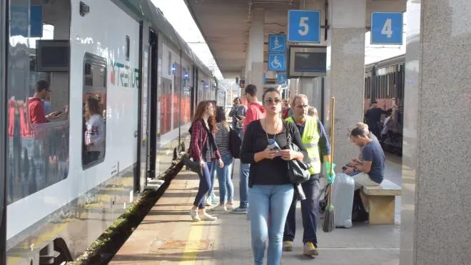 Viaggiatori sulle banchine della stazione di Pavia. Il via libera di ieri è arrivato nell’ambito di una conferenza di servizi avviata da Rfi