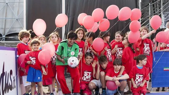 Joanna Borella insieme ai baby talenti che prepara per il calcio