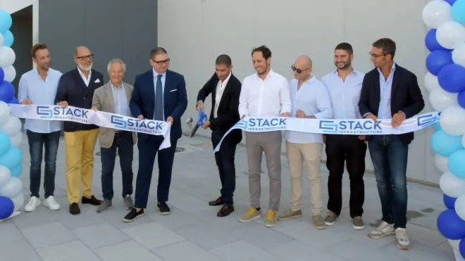 Il taglio del nastro della nuova struttura di Siziano inaugurata da Stack Emea