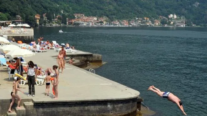 A sinistra, il Lido di Menaggio Le due amiche si trovavano in villeggiatura sul lago di Como