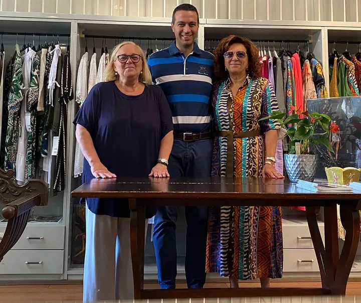 Le sorelle Lella e Fabrizia Porro insieme al. sindaco Andrea Orlandi: il negozio Grittini Intimo di Rho ha ricevuto il riconoscimento della Regione Lombardia