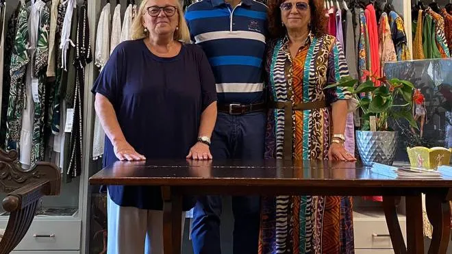 Le sorelle Lella e Fabrizia Porro insieme al. sindaco Andrea Orlandi: il negozio Grittini Intimo di Rho ha ricevuto il riconoscimento della Regione Lombardia