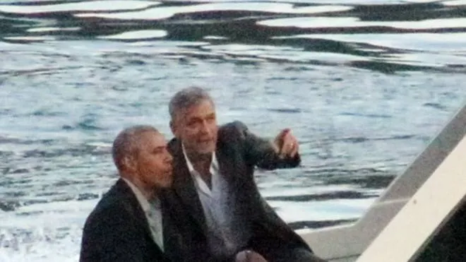A sinistra George Clooney sul lago insieme a Barack Obama A destra pochi giorni fa con Michael Jordan In alto il divo con il sindaco Roberto Pozzi dopo l’alluvione di un anno fa