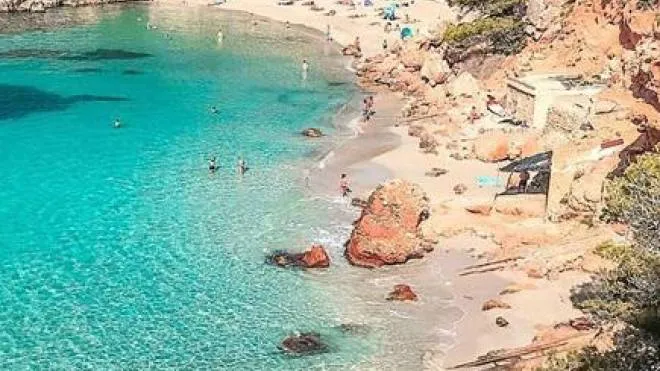 Una spiaggia di Ibiza, isola delle Baleari
