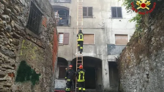 Vigli del fuoco in azione a Brenta per spegnere l’incendio nell’edificio del centro