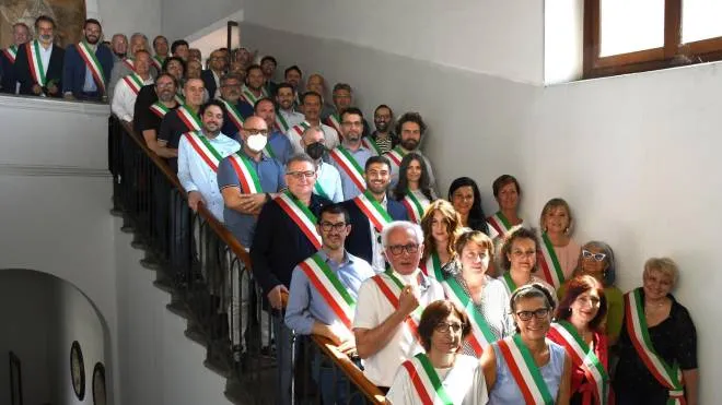 I 52 sindaci del Vimercatese con la fascia tricolore alla cerimonia di inaugurazione del Polo culturale che unisce due province