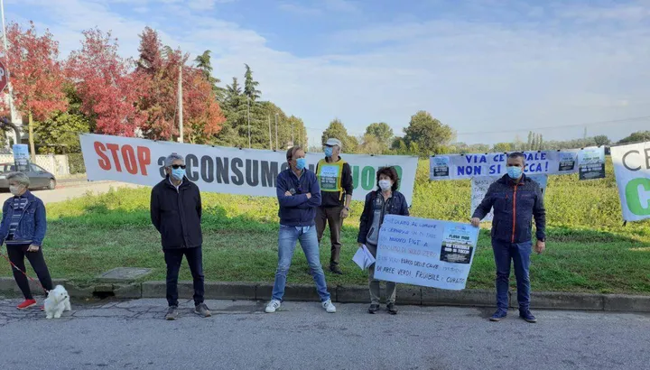 Una protesta degli ambientalisti contro la variante ritenuta penalizzante per il territorio Dopo un iter lungo e travagliato il piano è stato approvato