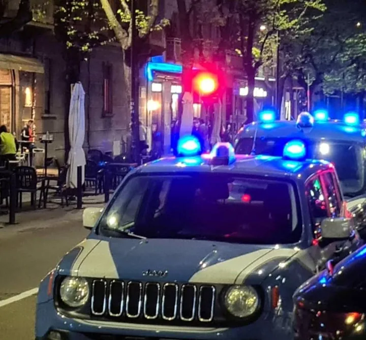 Sabato notte tre giovani si sono affrontati in strada, la sera successiva sono volati spintoni e bottigliate tra ragazze: sul posto polizia e carabinieri