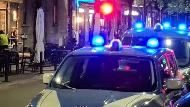 Sabato notte tre giovani si sono affrontati in strada, la sera successiva sono volati spintoni e bottigliate tra ragazze: sul posto polizia e carabinieri