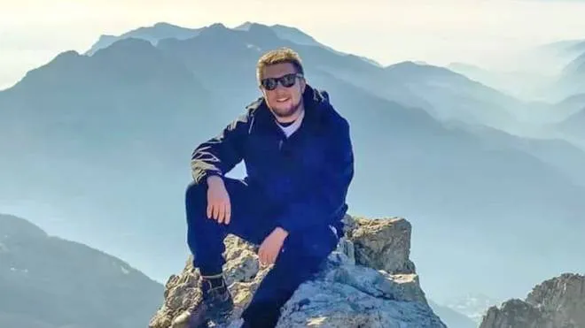 Una bella immagine di Matteo Carminati lo studente universitario che ha perso la vita in montagna