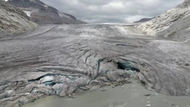 Quel che resta del ghiacciaio dell’Adamello-Mandrone visto dall’lto