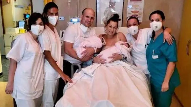 Mamma Alina con lo staff medico e le due gemelline Ginevra e Gabriela, nate con parto naturale