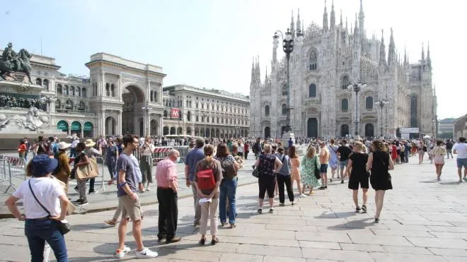 In una foto d'archivio del 27 maggio 2022, turisti in coda sotto al sole dal mattino per visitare il Duomo di Milano, 5 agosto 2022. Sono quasi 700 mila i turisti arrivati a luglio a Milano, con un aumento del 7% rispetto al 2019, cio� prima del Covid. Secondo i dati della questura di Milano sono stati esattamente 696.338 i visitatori contro i 652.763 di due estati fa. Gli arrivi dei turisti in citt�, fanno sapere dal Comune, stanno da mesi registrando un costante aumento. Ad aprile hanno eguagliato i livelli pre covid con 587.717 arrivi; a maggio sono saliti 626.742; a giugno a 628.759 fino ai 696.338 del mese scorso. ANSA / PAOLO SALMOIRAGO