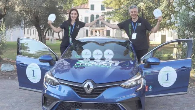 Monica Porta e Nicola Ventura sulla Clio E-Tech ibrida, trasformata e messa a punto per l’impresa