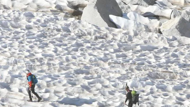 Escursionisti sul ghiacciaio dell’Adamello Ora si spera nell’abbassamento delle temperature che potrebbe far rientrare l’allerta che preoccupa la Valle Gallinera