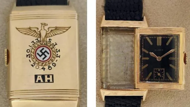 Una casa d'asta del Maryland, la Alexander Historical Auctions, ha venduto per 1,1 milioni di dollari l'orologio da polso appartenuto ad Adolf Hitler. Secondo quanto riportato da Abc, l'orolgio � caratterizzato dalle iniziali AH e da una svastica e sarebbe stato acquistato da un ebreo europeo.  Alexander Historical Auctions (NPK) +++ATTENZIONE LA FOTO NON PUO' ESSERE PUBBLICATA O RIPRODOTTA SENZA L'AUTORIZZAZIONE DELLA FONTE DI ORIGINE CUI SI RINVIA+++   +++NO SALES; NO ARCHIVE; EDITORIAL USE ONLY+++
